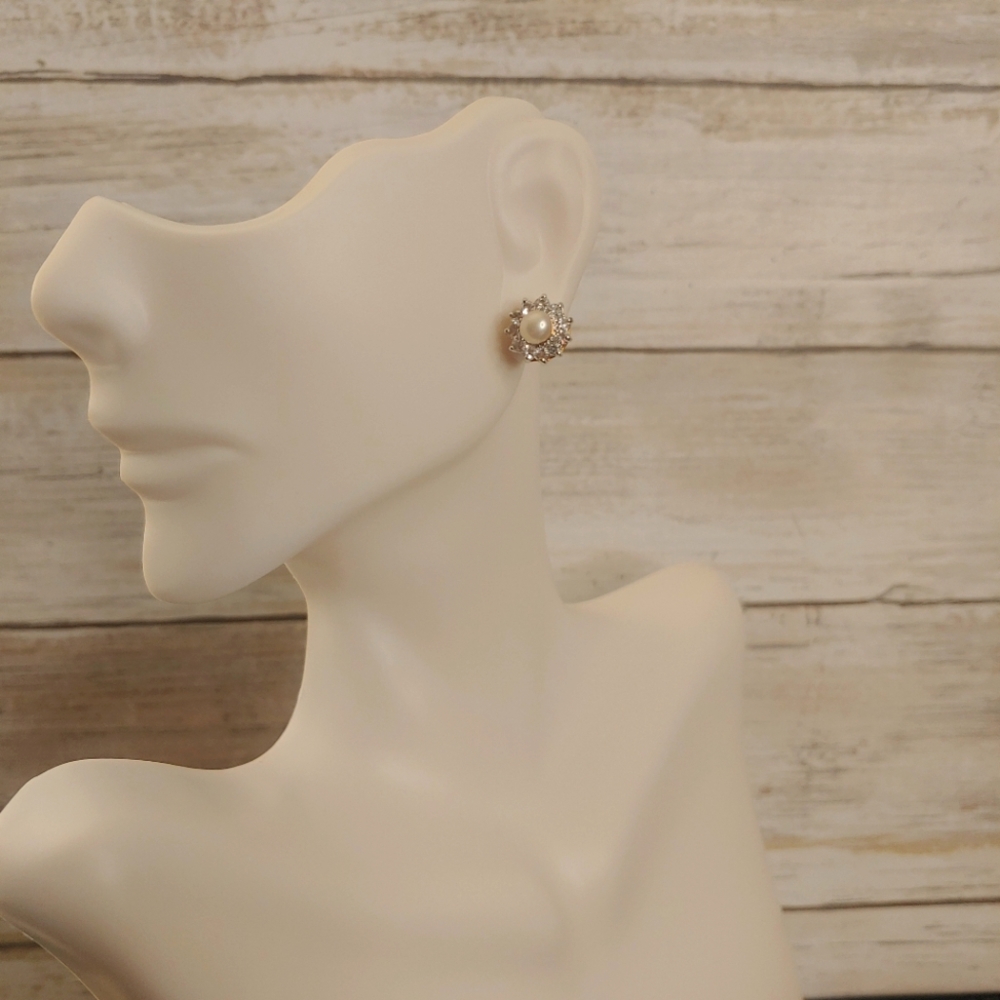 Cubic Zirconia and Freshwater Pearl studded earring